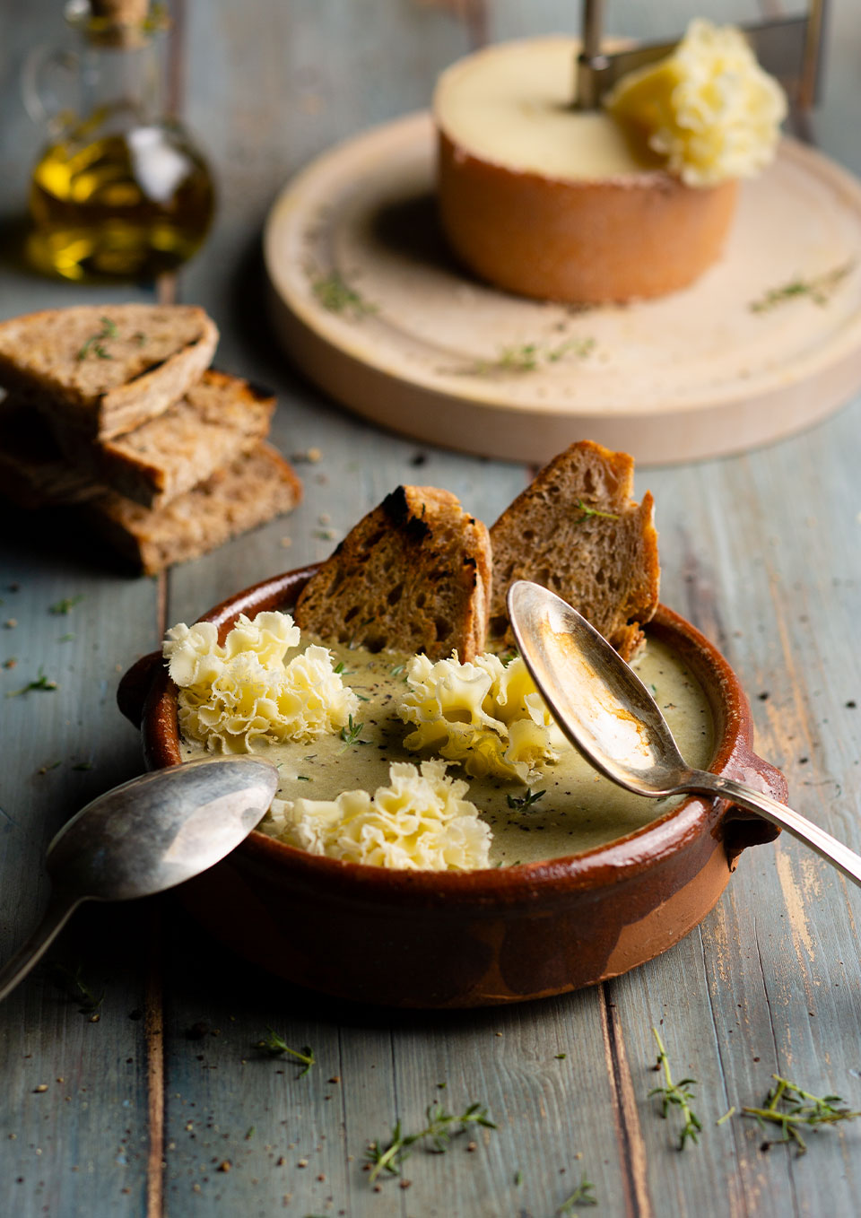 Kasviskeitto Tête de Moine AOP -ruusukkeilla