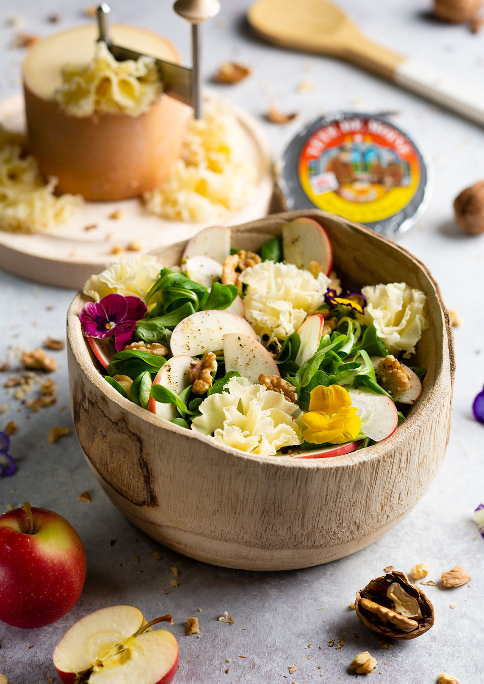 Vuonankaalisalaatti Tête de Moine AOP-juustolla